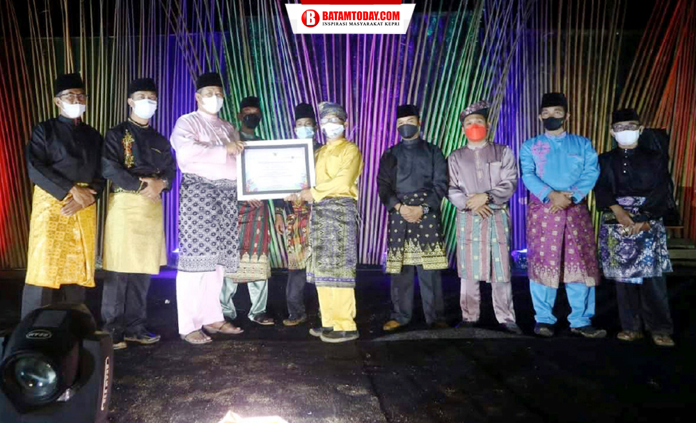 Bupati Kepulauan Anambas didampingi FKPD menyerahkan sertifikat penghargaan kepada Kepala Desa Ladan